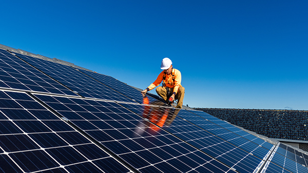 energia fotovoltaica-autoconsumo-operario instalando paneles solares en tejado